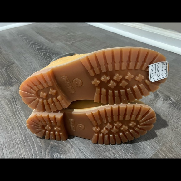 BOOTS/SHOES - Picture 3 of 3